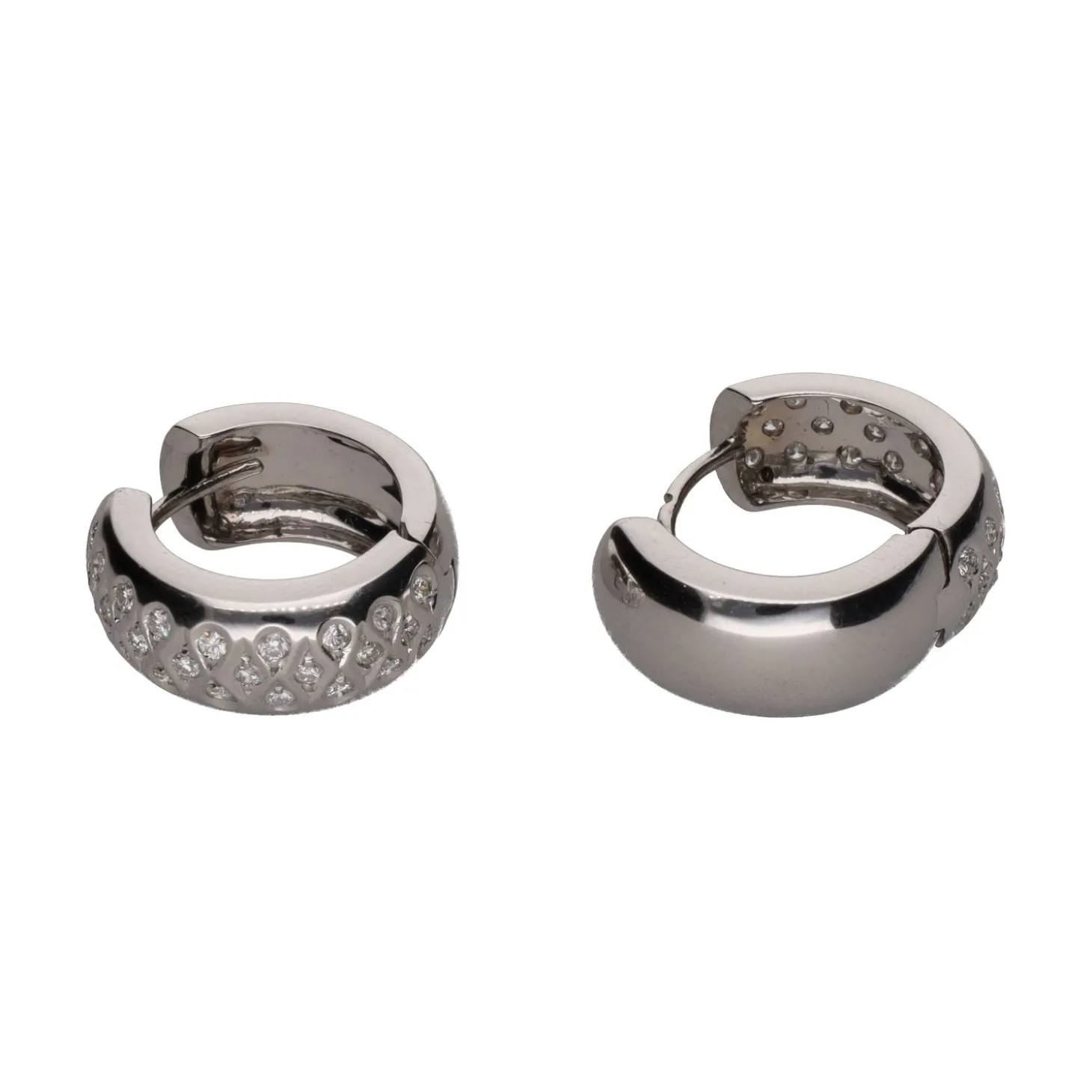 PENDIENTES Pendientes argolla ancha en oro blanco con brillantes.