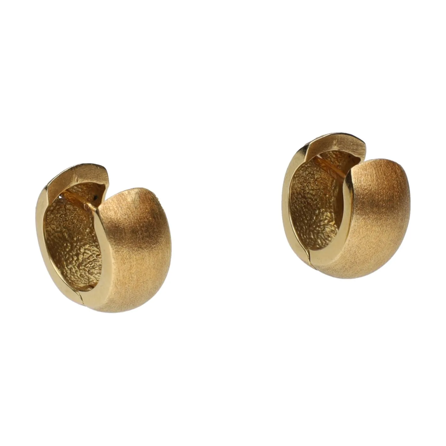 PENDIENTES Pendientes argolla ancha abierta en oro amarillo.