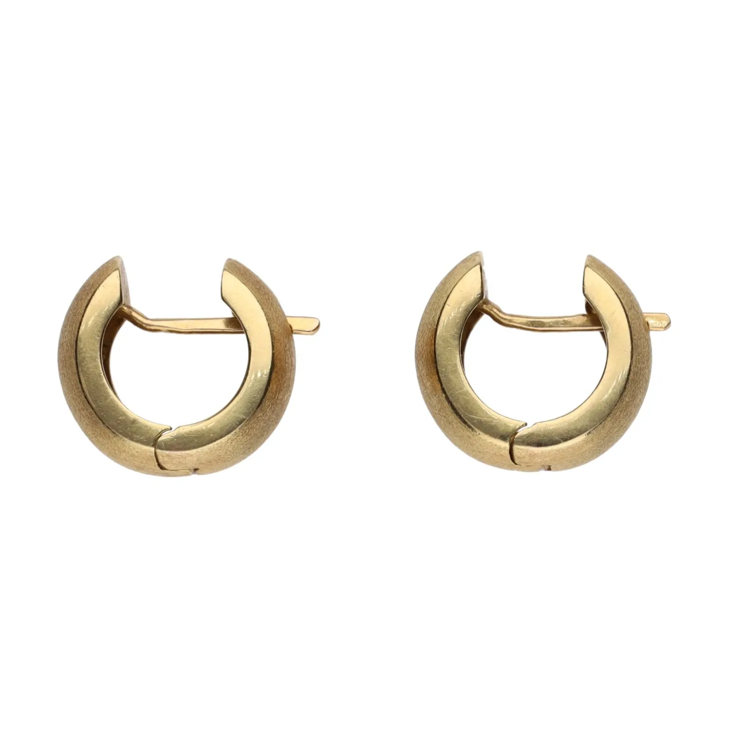 PENDIENTES Pendientes argolla ancha abierta en oro amarillo.