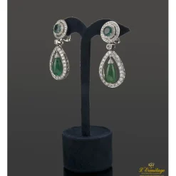 PENDIENTES Pendientes colgantes oro blanco diamantes y esmeraldas.