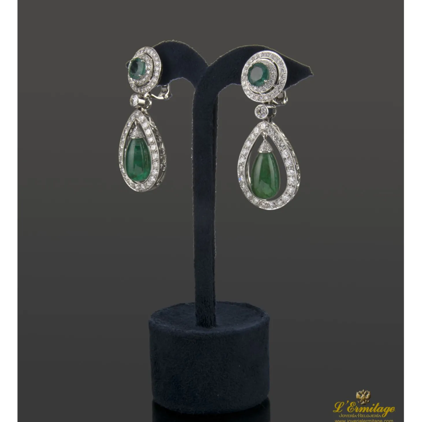 PENDIENTES Pendientes colgantes oro blanco diamantes y esmeraldas.