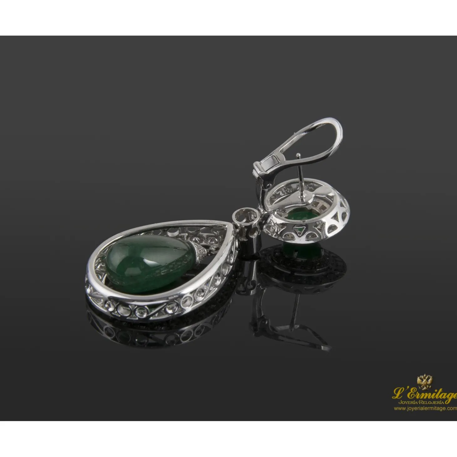 PENDIENTES Pendientes colgantes oro blanco diamantes y esmeraldas.