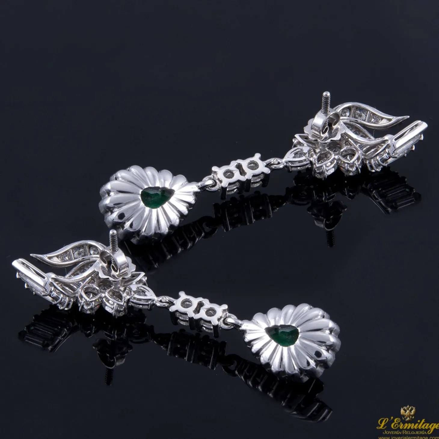 PENDIENTES Pendientes colgantes oro blanco esmeraldas y diamantes.