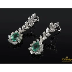 PENDIENTES Pendientes colgantes oro blanco esmeraldas y diamantes.