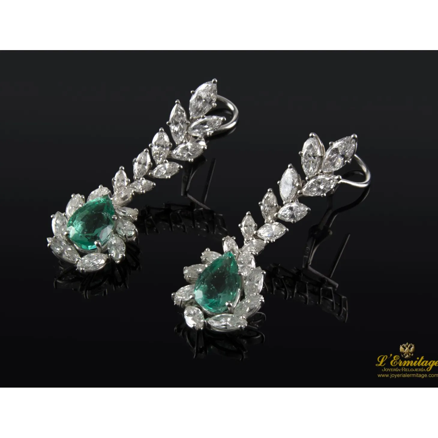 PENDIENTES Pendientes colgantes oro blanco esmeraldas y diamantes.