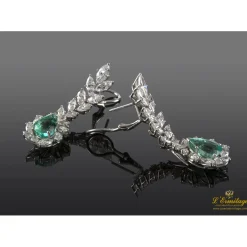 PENDIENTES Pendientes colgantes oro blanco esmeraldas y diamantes.