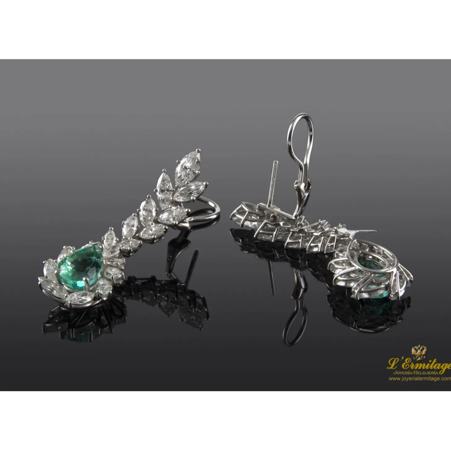 PENDIENTES Pendientes colgantes oro blanco esmeraldas y diamantes.
