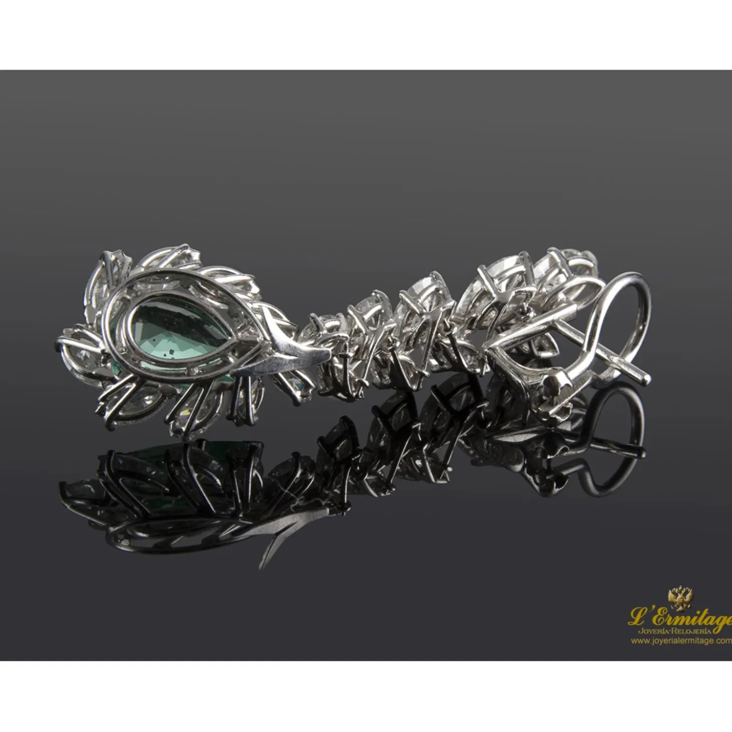 PENDIENTES Pendientes colgantes oro blanco esmeraldas y diamantes.
