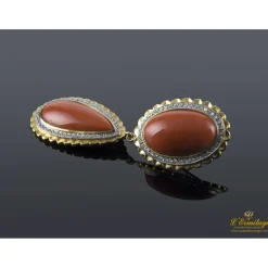 PENDIENTES Pendientes colgantes oro amarillo coral y diamantes.