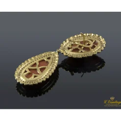 PENDIENTES Pendientes colgantes oro amarillo coral y diamantes.
