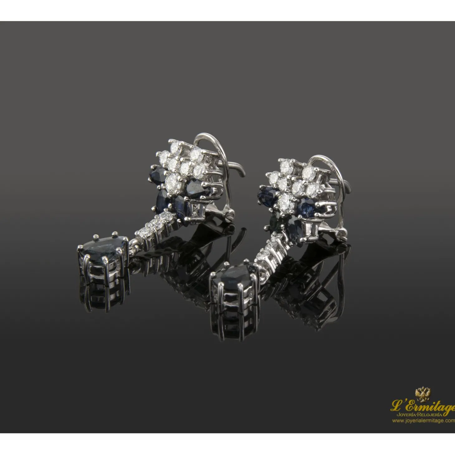 PENDIENTES Pendientes colgantes oro blanco zafiros y diamantes.