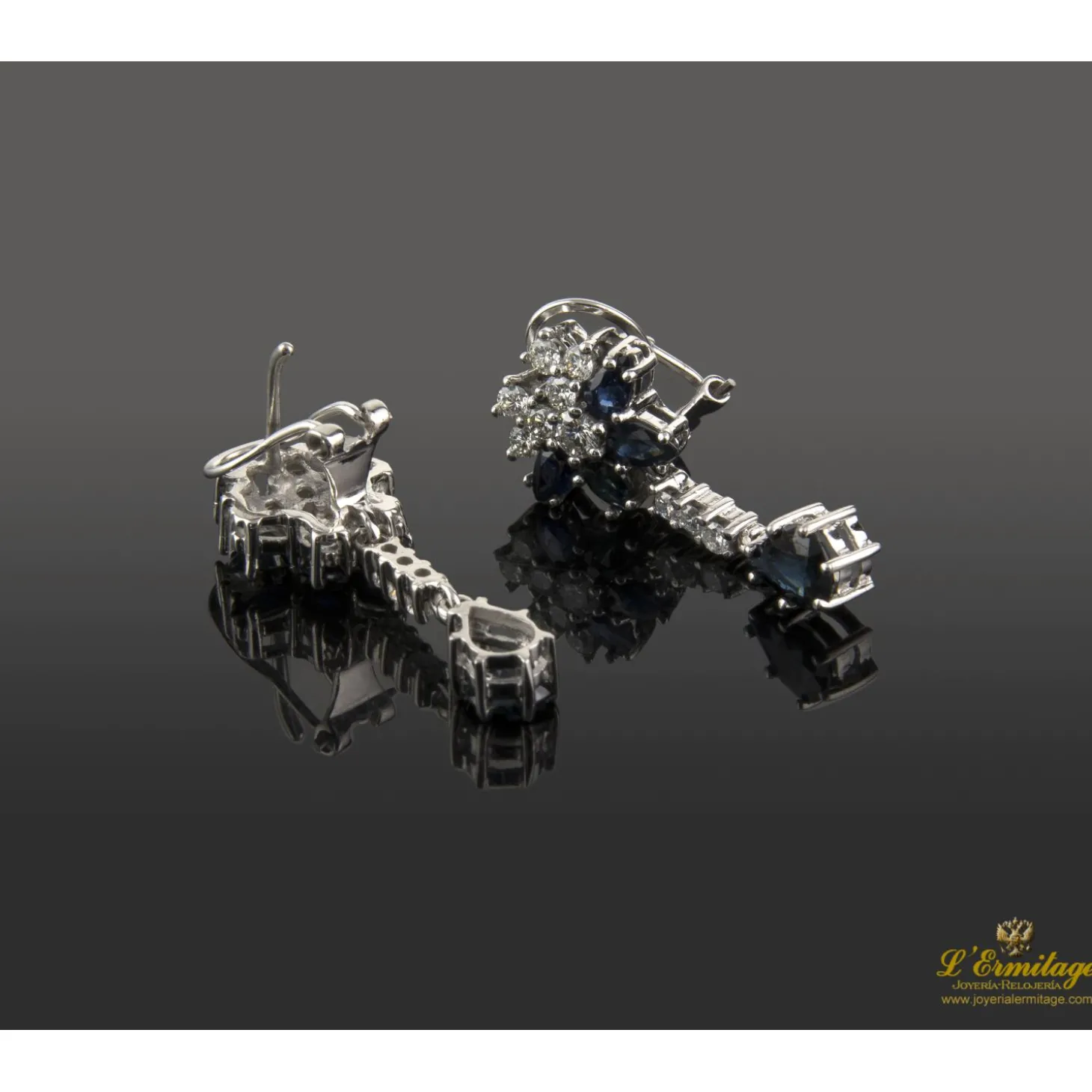 PENDIENTES Pendientes colgantes oro blanco zafiros y diamantes.