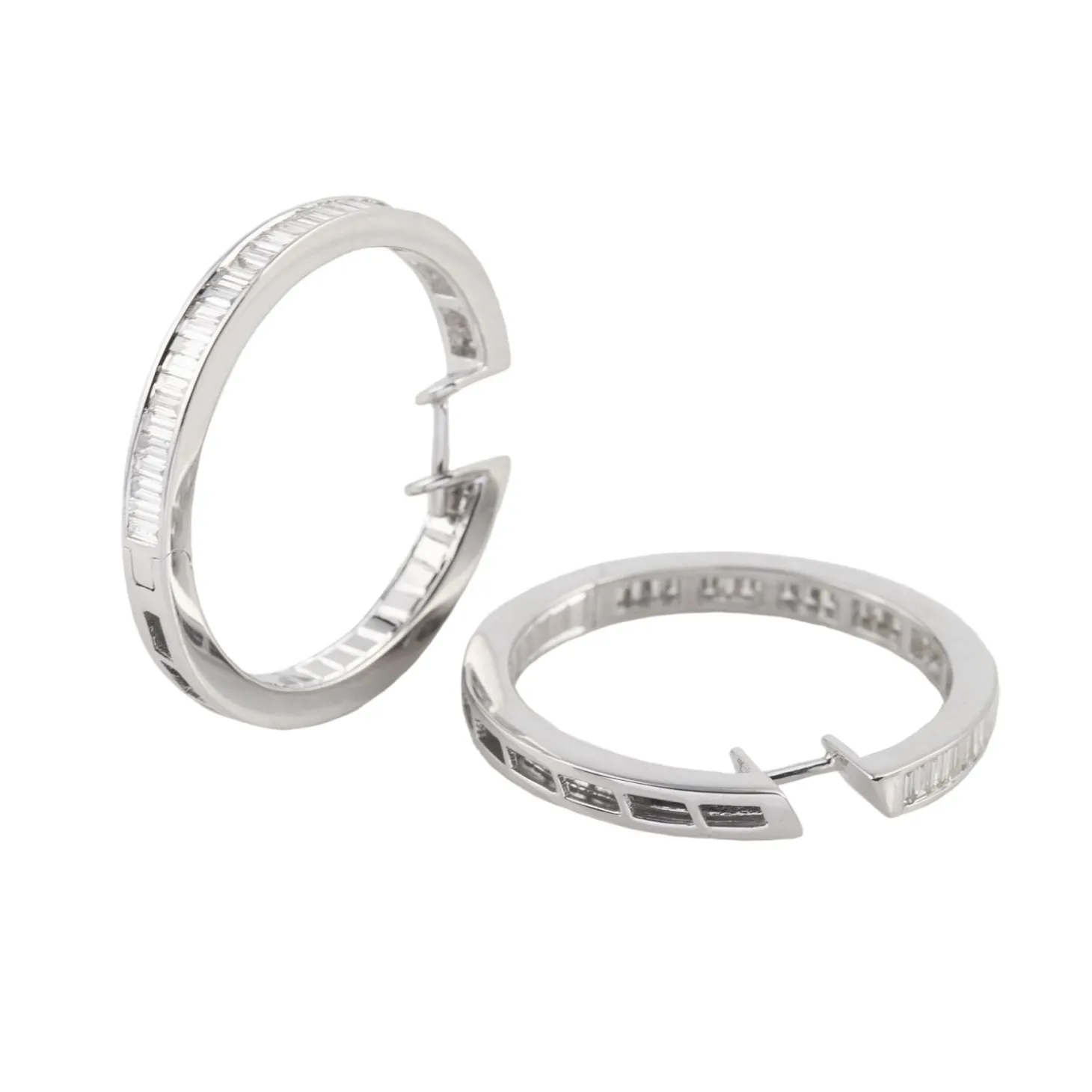 PENDIENTES Pendientes criollas en oro blanco y diamantes.