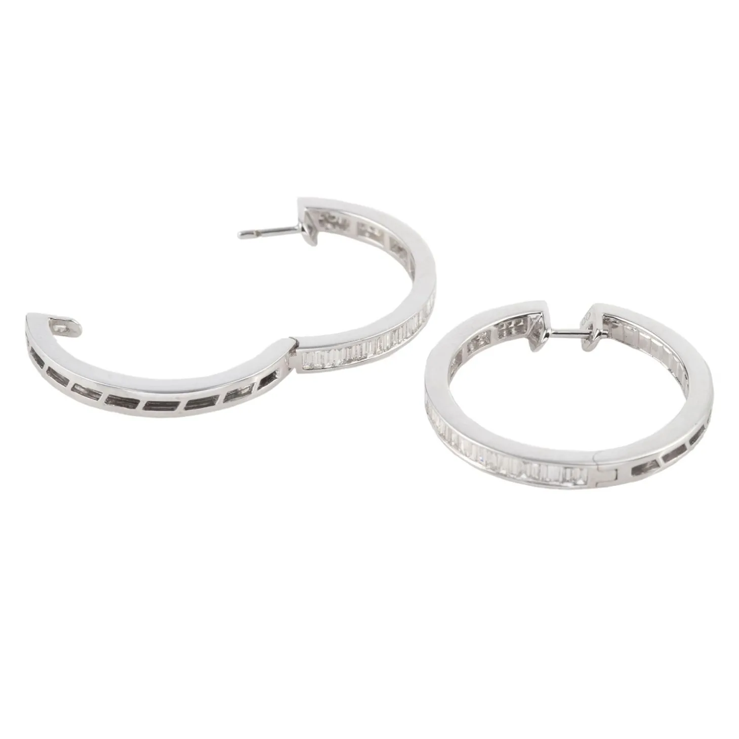PENDIENTES Pendientes criollas en oro blanco y diamantes.