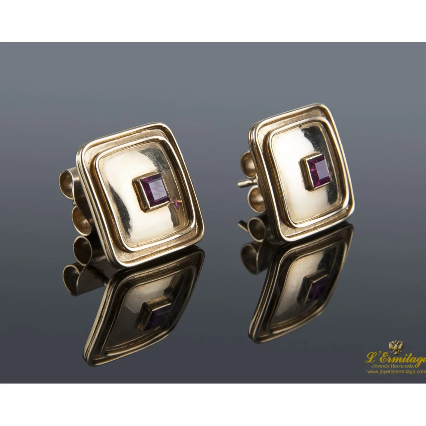 PENDIENTES Pendientes cuadrados realizados en oro amarillo y engaste de dos rubíes.