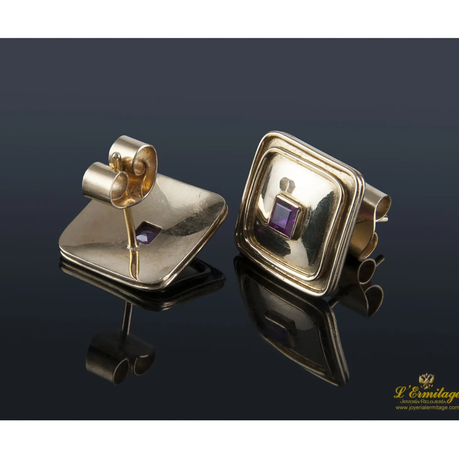 PENDIENTES Pendientes cuadrados realizados en oro amarillo y engaste de dos rubíes.