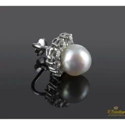 PENDIENTES Pendientes de perlas naturales realizados en oro blanco con medialuna de brillantes.