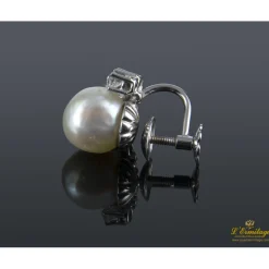 PENDIENTES Pendientes de perlas naturales realizados en oro blanco con medialuna de brillantes.