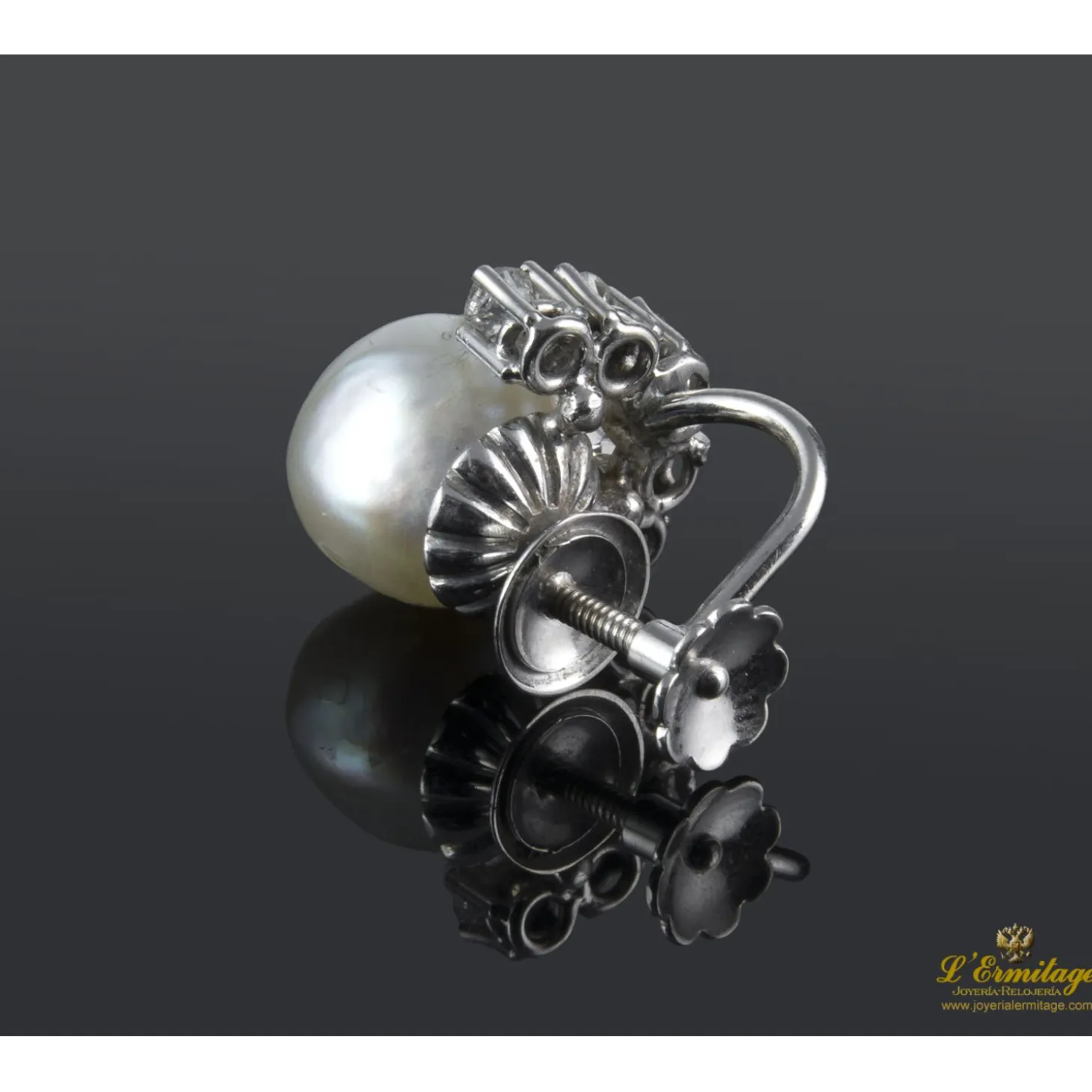 PENDIENTES Pendientes de perlas naturales realizados en oro blanco con medialuna de brillantes.