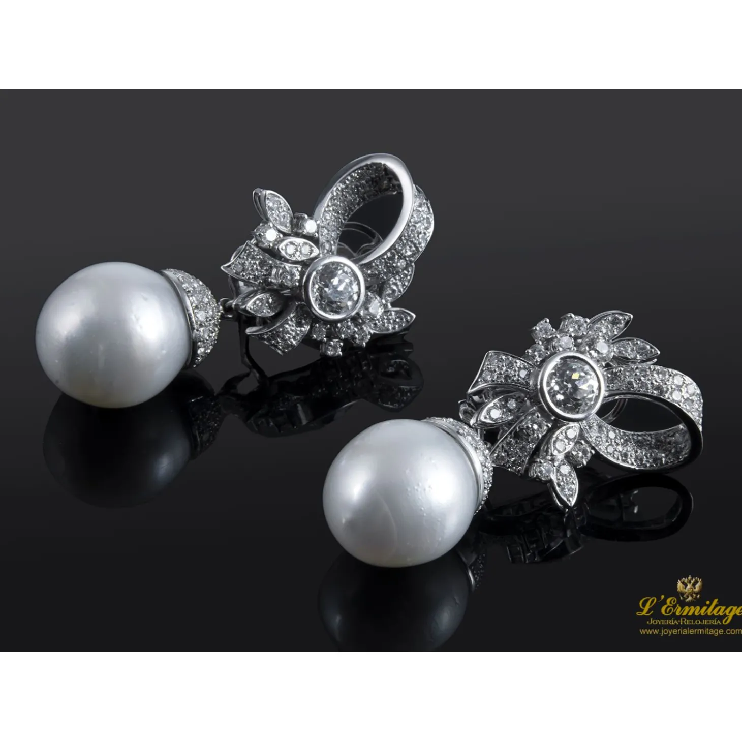 PENDIENTES Pendientes desmontables en forma de lazo realizados en oro blanco. Presenta perlas australianas y brillantes.
