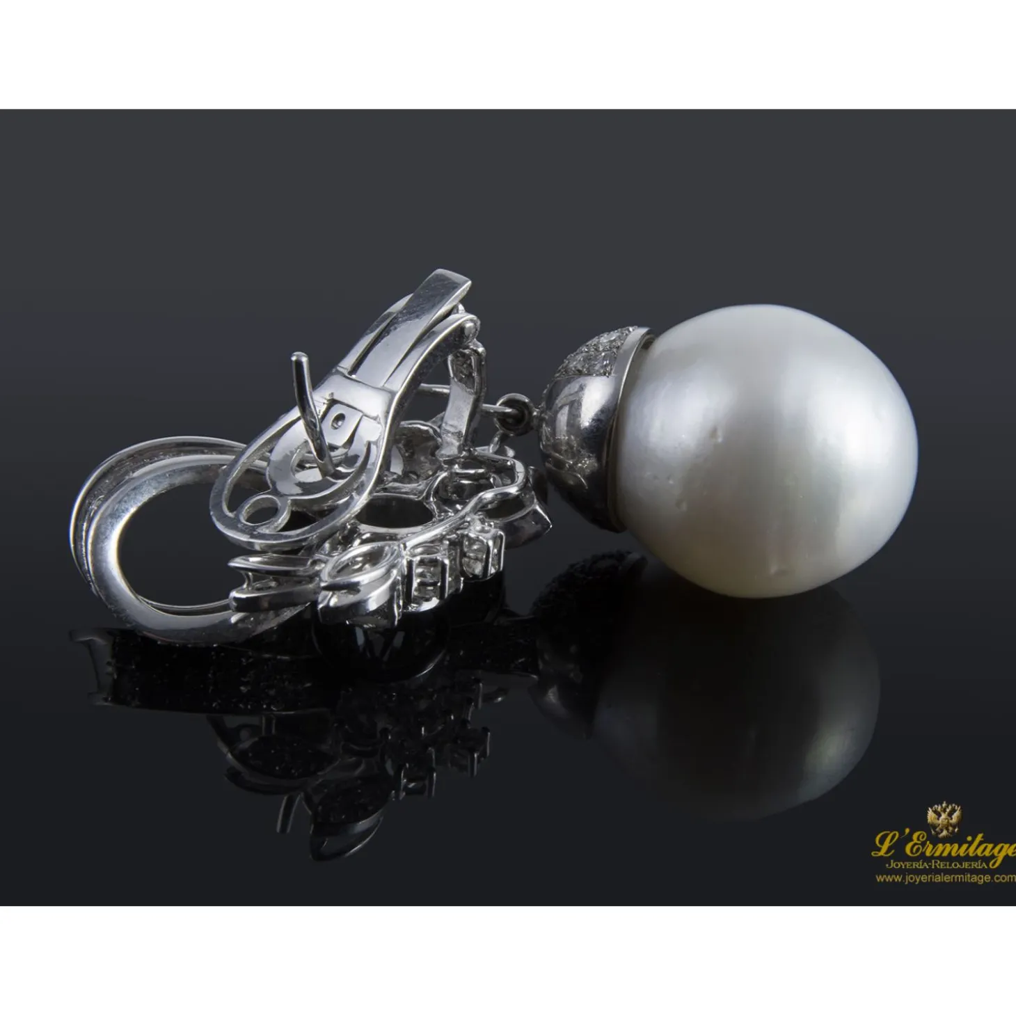 PENDIENTES Pendientes desmontables en forma de lazo realizados en oro blanco. Presenta perlas australianas y brillantes.