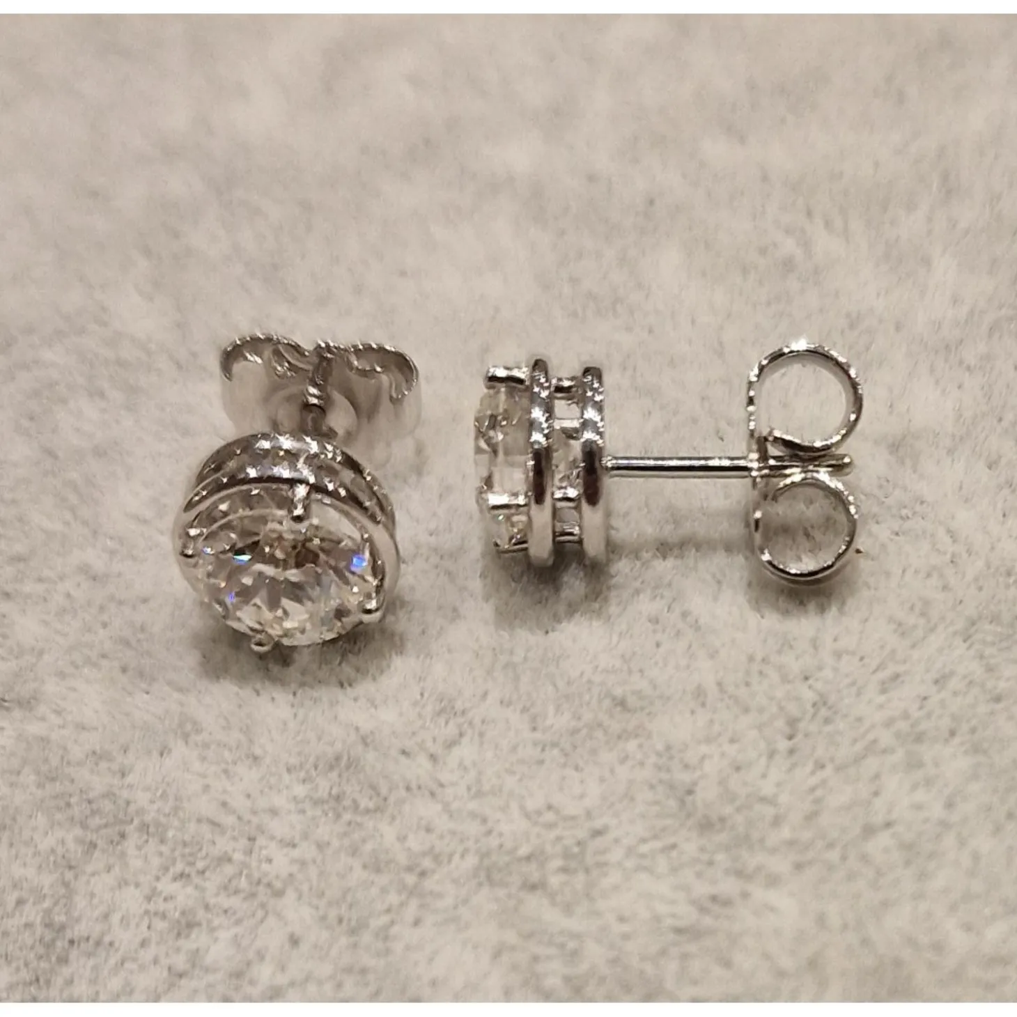PENDIENTES Pendientes dormilonas en oro blanco y brillantes. Peso 3,79, color h, pureza vs1.