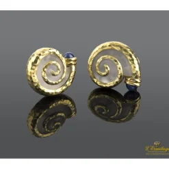 PENDIENTES Pendientes en forma de caracol oro amarillo, cristal de roca y zafiro. Diseñados por luis gil.