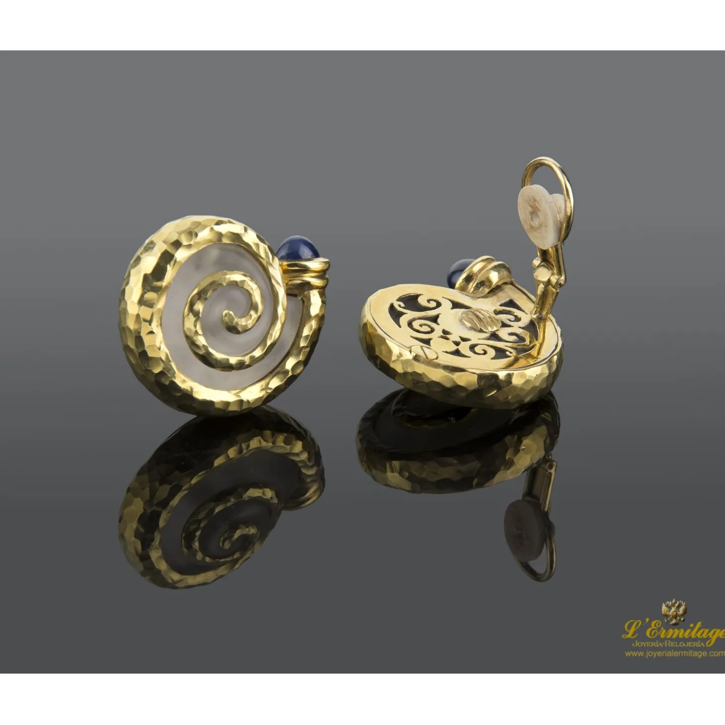 PENDIENTES Pendientes en forma de caracol oro amarillo, cristal de roca y zafiro. Diseñados por luis gil.