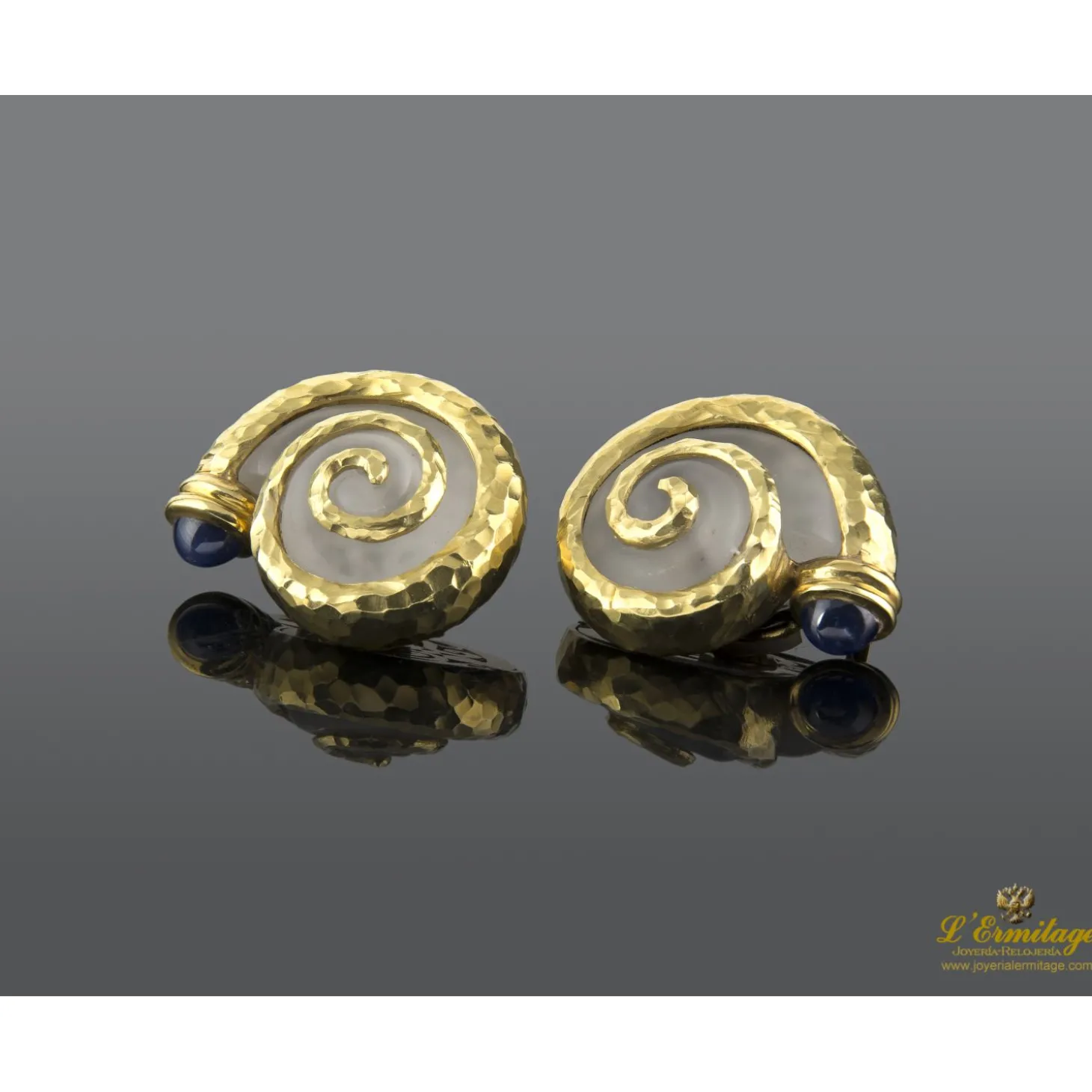 PENDIENTES Pendientes en forma de caracol oro amarillo, cristal de roca y zafiro. Diseñados por luis gil.