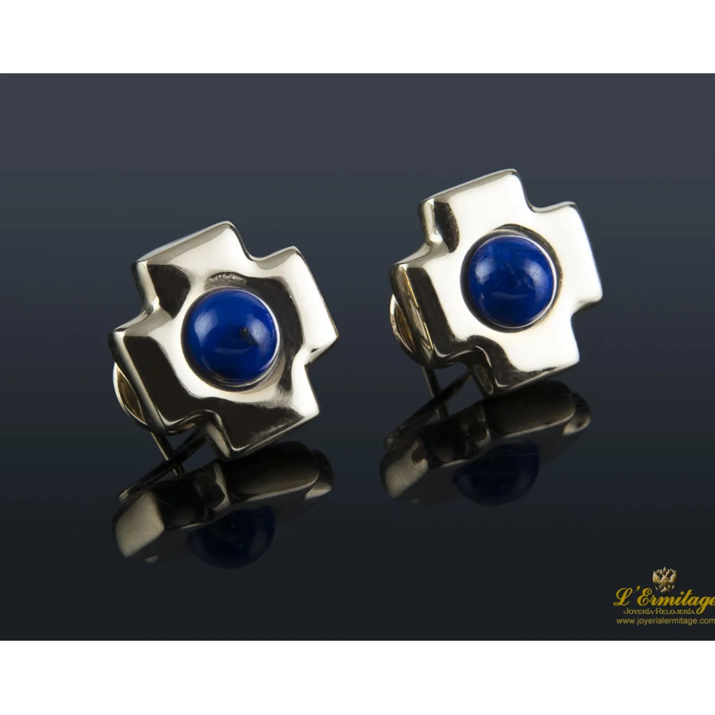 PENDIENTES Pendientes en forma de cruz realizados en oro amarillo.