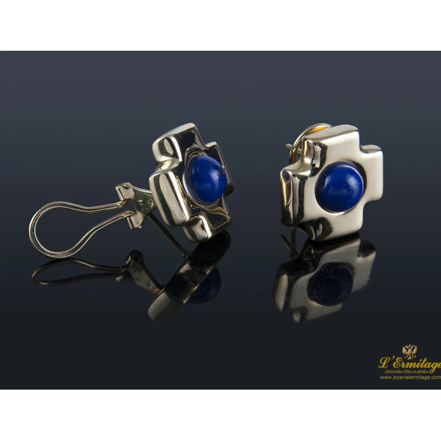 PENDIENTES Pendientes en forma de cruz realizados en oro amarillo.