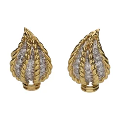 PENDIENTES Pendientes en forma de hoja en oro amarillo y brillantes.