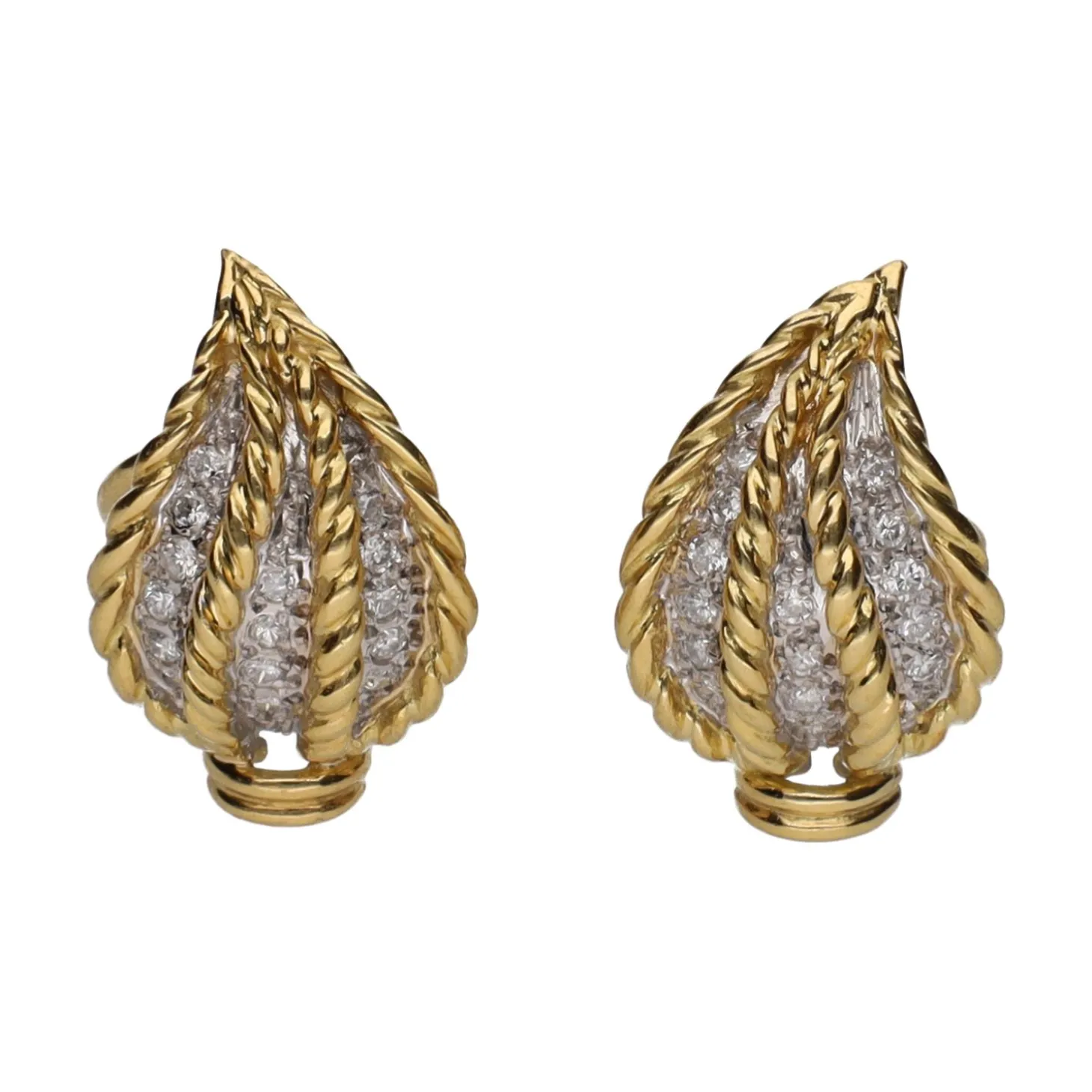 PENDIENTES Pendientes en forma de hoja en oro amarillo y brillantes.
