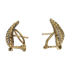 PENDIENTES Pendientes en forma de hoja en oro amarillo y brillantes.