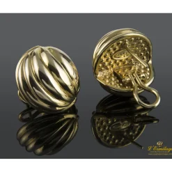 PENDIENTES Pendientes en forma de media bola con gallones, realizados en oro amarillo.