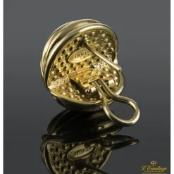 PENDIENTES Pendientes en forma de media bola con gallones, realizados en oro amarillo.