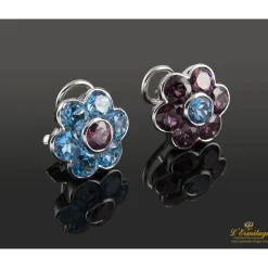 PENDIENTES Pendientes en forma de flor realizados en oro blanco. Presenta amatistas y topacios.