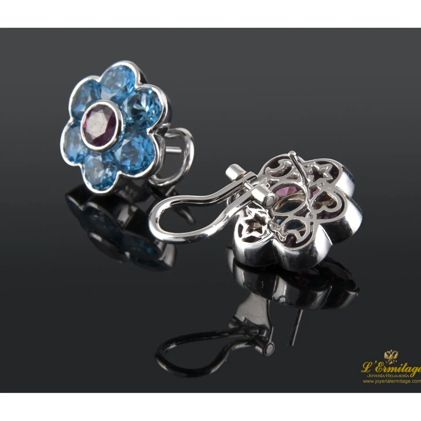 PENDIENTES Pendientes en forma de flor realizados en oro blanco. Presenta amatistas y topacios.