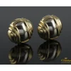 PENDIENTES Pendientes en forma de media bola con gallones realizado en oro amarillo y oro blanco.