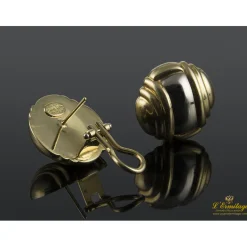 PENDIENTES Pendientes en forma de media bola con gallones realizado en oro amarillo y oro blanco.