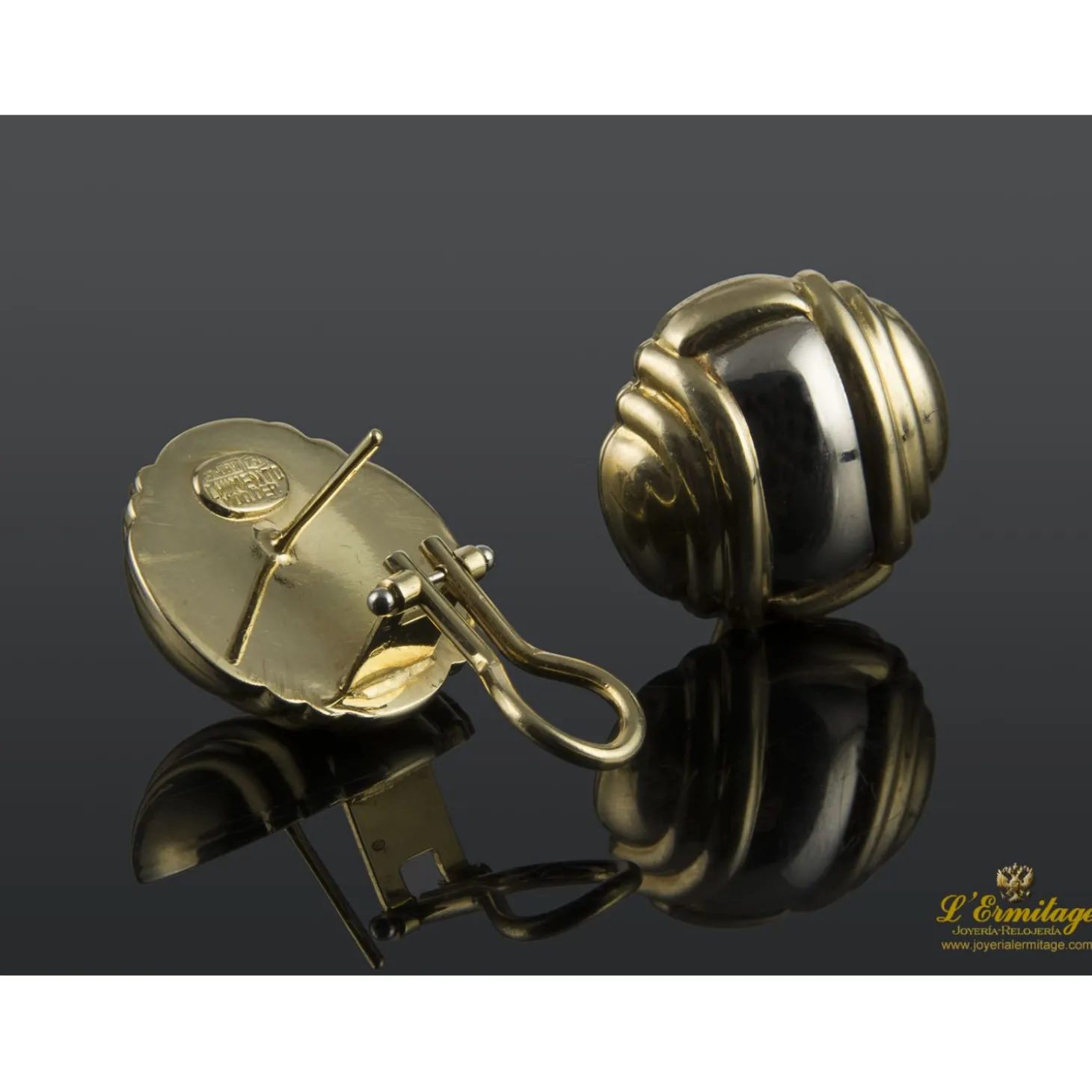 PENDIENTES Pendientes en forma de media bola con gallones realizado en oro amarillo y oro blanco.