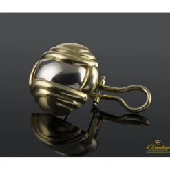 PENDIENTES Pendientes en forma de media bola con gallones realizado en oro amarillo y oro blanco.