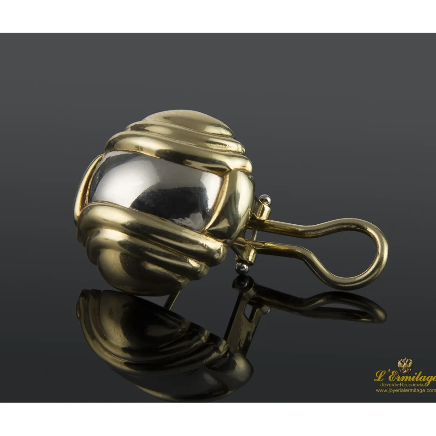 PENDIENTES Pendientes en forma de media bola con gallones realizado en oro amarillo y oro blanco.