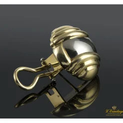 PENDIENTES Pendientes en forma de media bola con gallones realizado en oro amarillo y oro blanco.