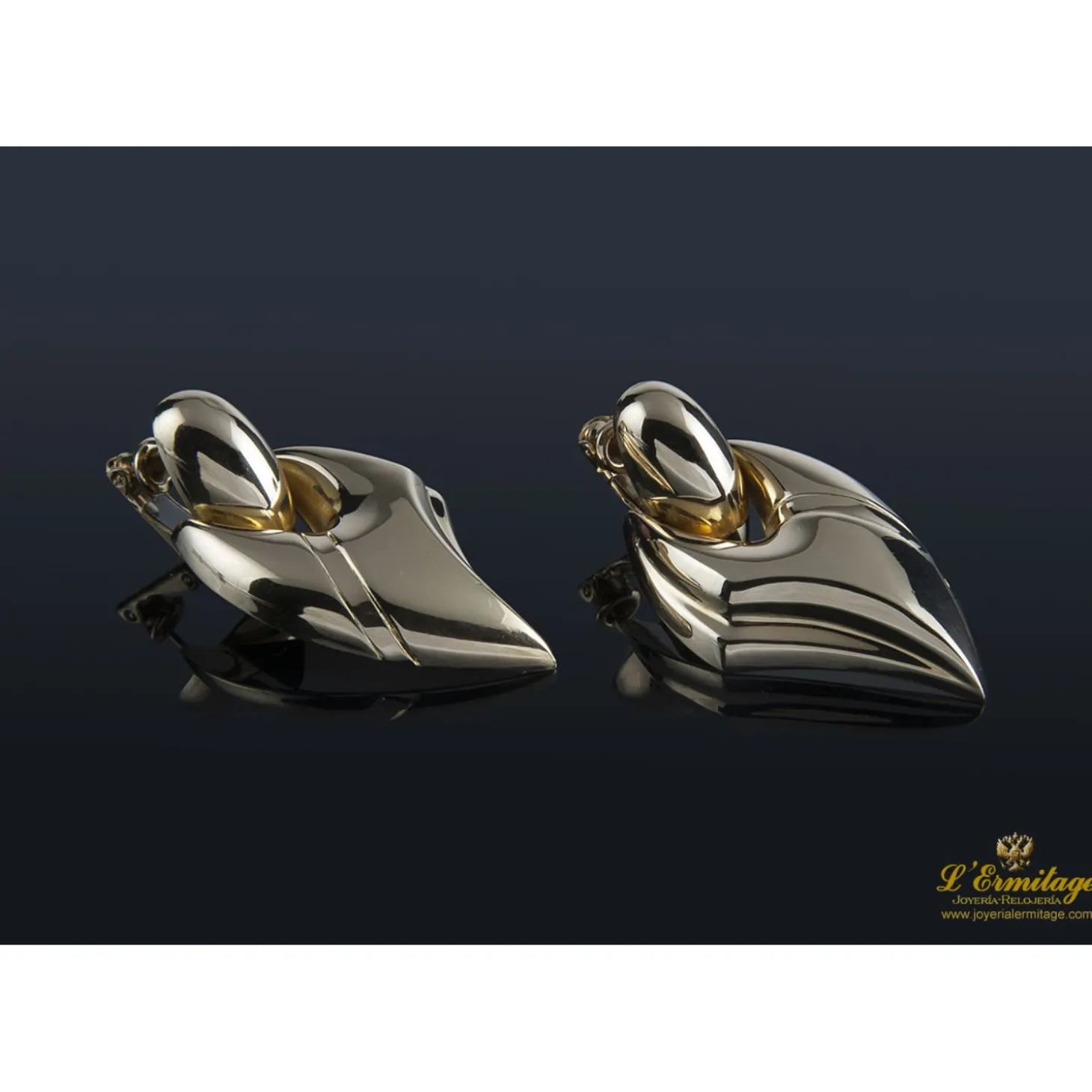 PENDIENTES Pendientes en forma de hoja realizados en oro amarillo.