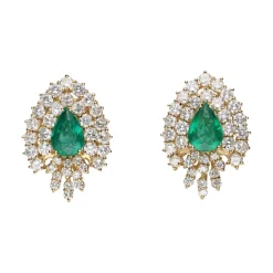 PENDIENTES Pendientes en oro amarillo con esmeraldas y brillantes.