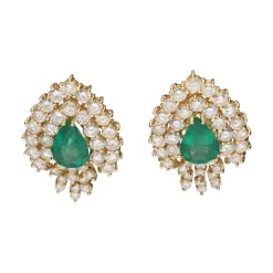 PENDIENTES Pendientes en oro amarillo con esmeraldas y brillantes.