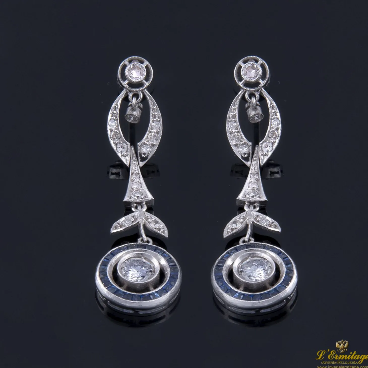 PENDIENTES Pendientes en oro blanco con zafiros y diamantes.