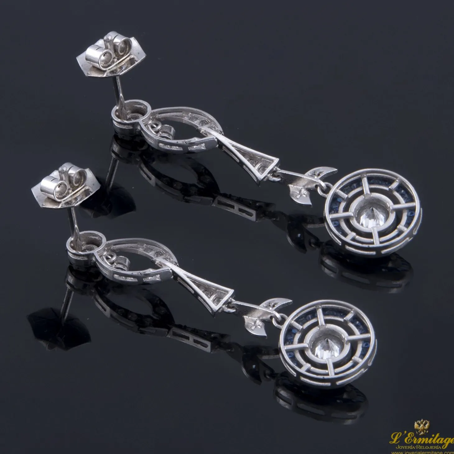 PENDIENTES Pendientes en oro blanco con zafiros y diamantes.