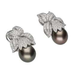 PENDIENTES Pendientes en oro blanco perla tahití y cuajado de diamantes.